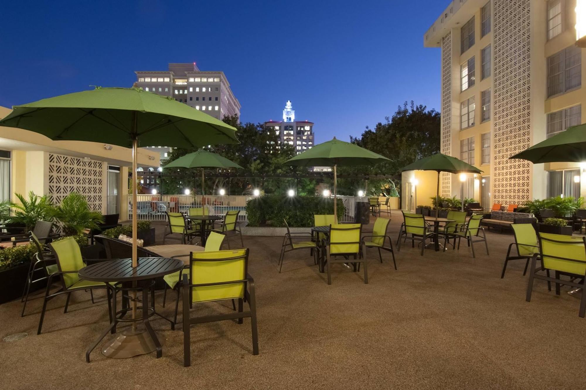 Courtyard Miami Coral Gables Hotel Exterior photo