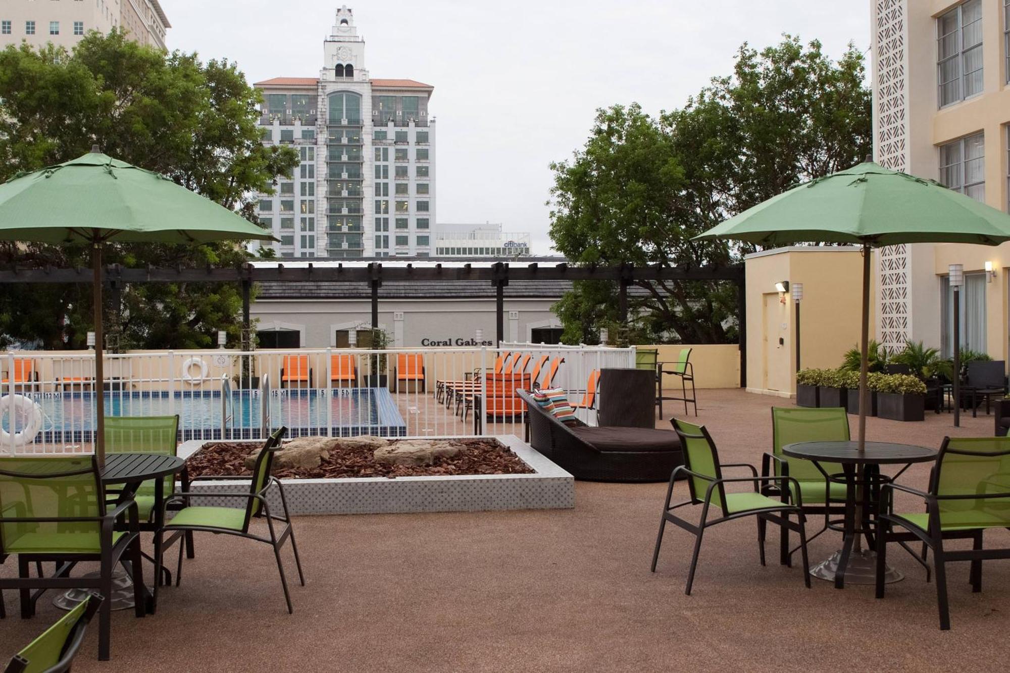 Courtyard Miami Coral Gables Hotel Exterior photo