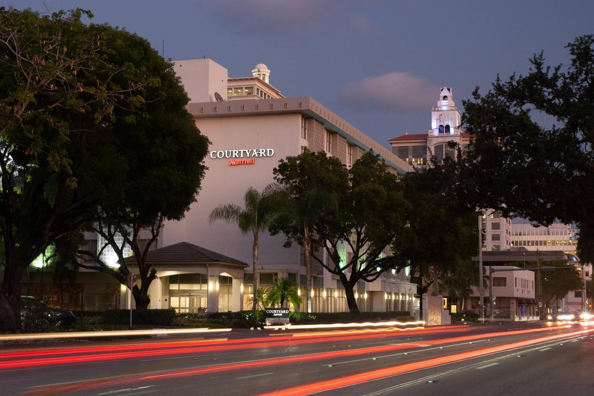 Courtyard Miami Coral Gables Hotel Exterior photo