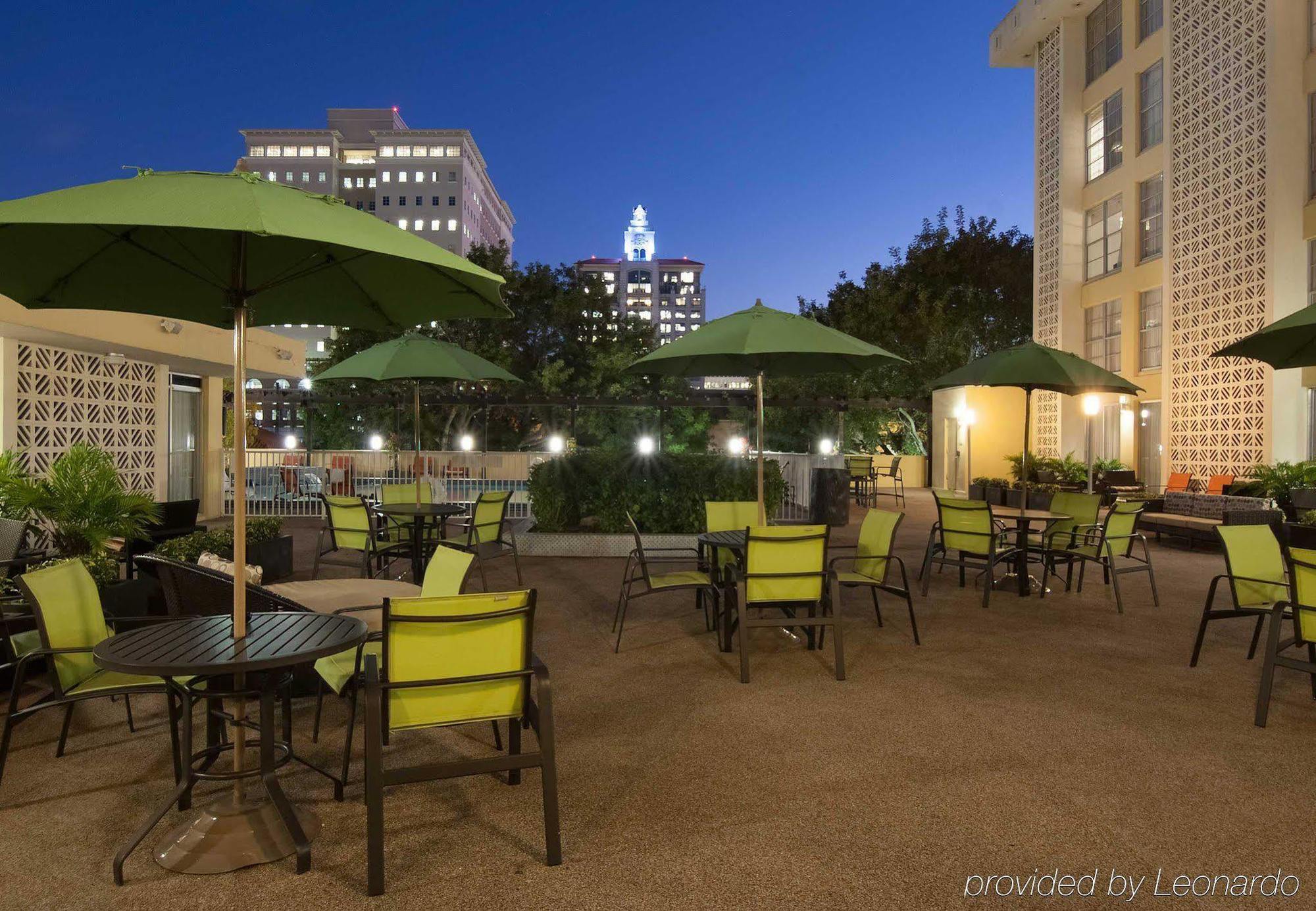 Courtyard Miami Coral Gables Hotel Exterior photo